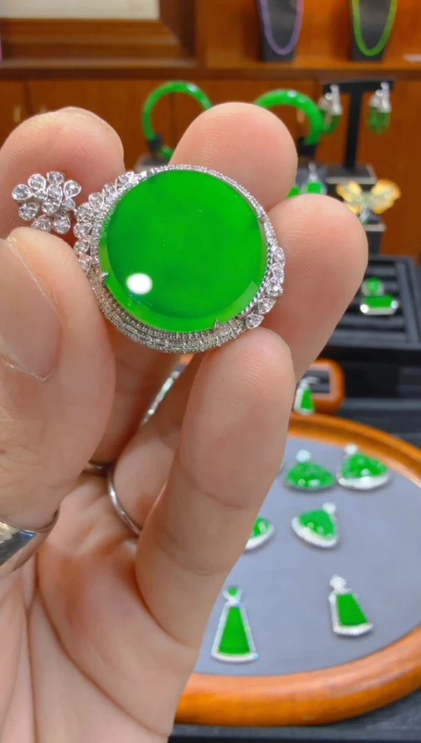 【闪购商品】翡翠吊坠(赠链)18K金镶嵌天然A货翡翠