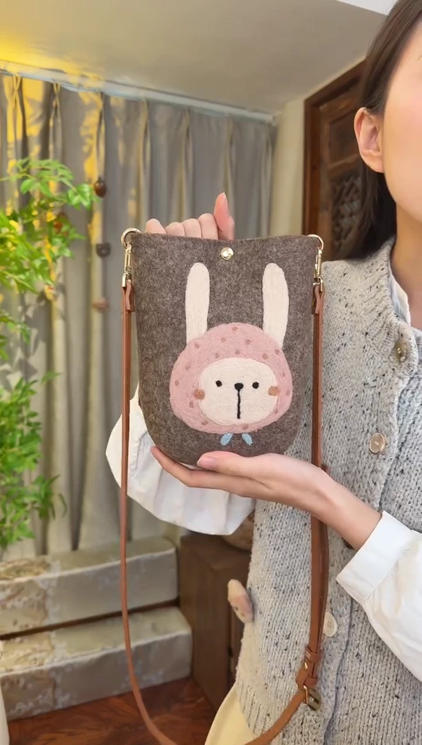 羊毛非遗羊毛毡包 手机包兔子