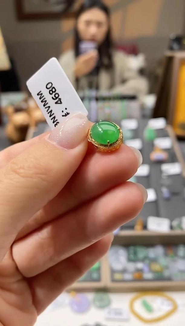 颈饰18K金镶嵌翡翠蛋面