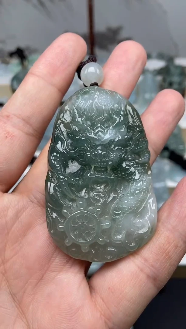 颈饰未镶嵌翡翠龙牌