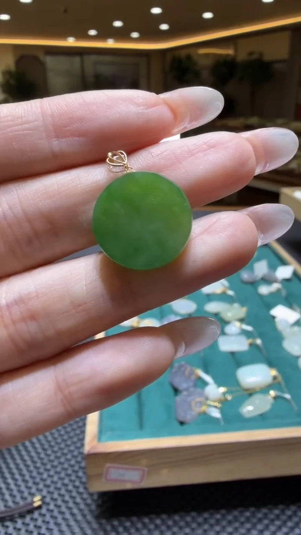 颈饰18K金镶嵌和田玉挂件