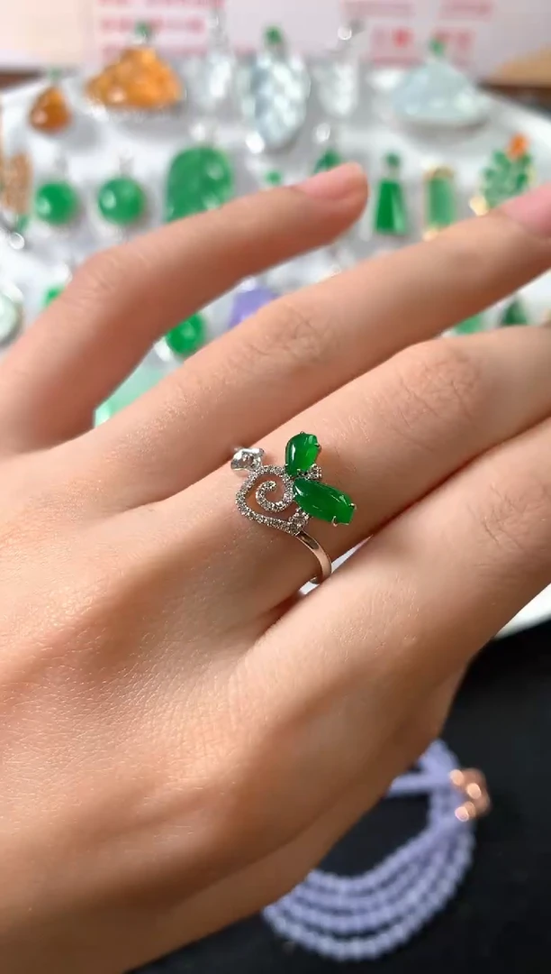 18K金镶嵌戒指翡翠戒指