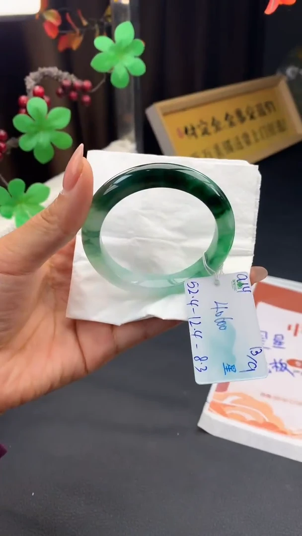 未镶嵌手镯翡翠自带#送人#，联系客服核对地址~