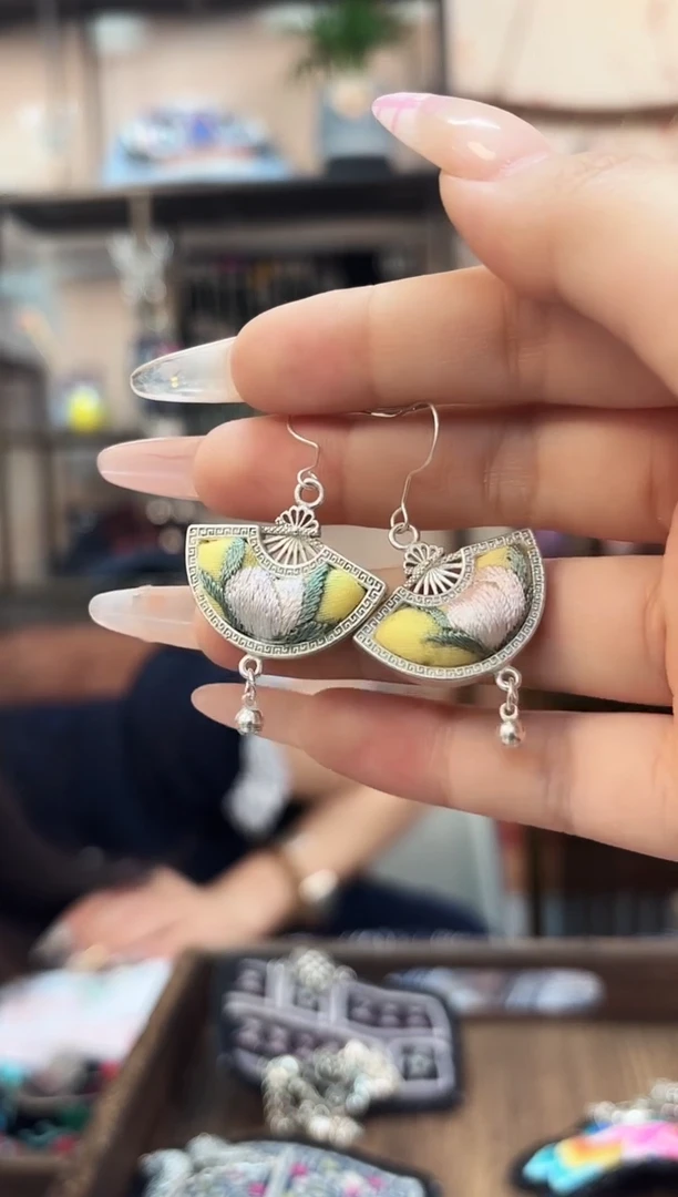 织绣民族风非遗老绣饰品516