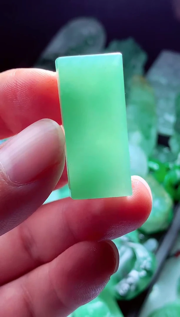 未镶嵌定制翡翠b****?翡翠毛货定制
