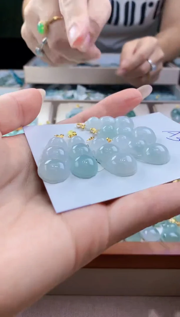 翡翠未镶嵌颈饰多样性发其一件