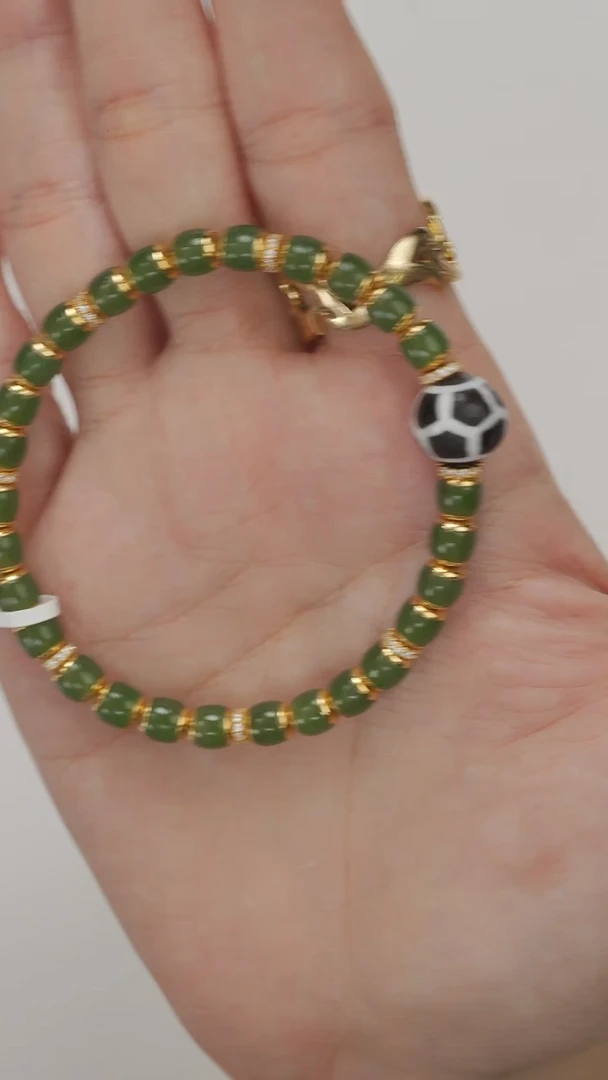 亚克力绿色手串搭配足球