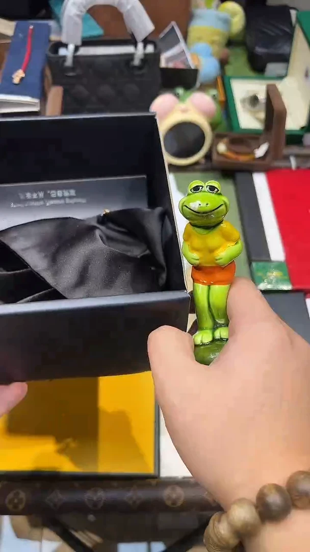 气质裙摆丝绒架..