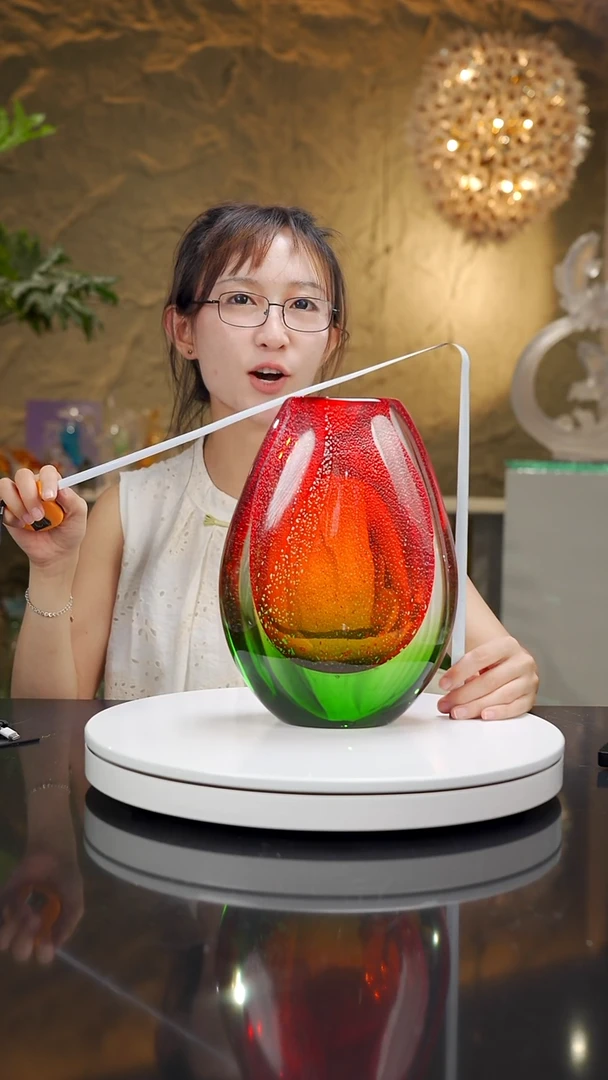 瓷片宝石红色祖母绿花瓶