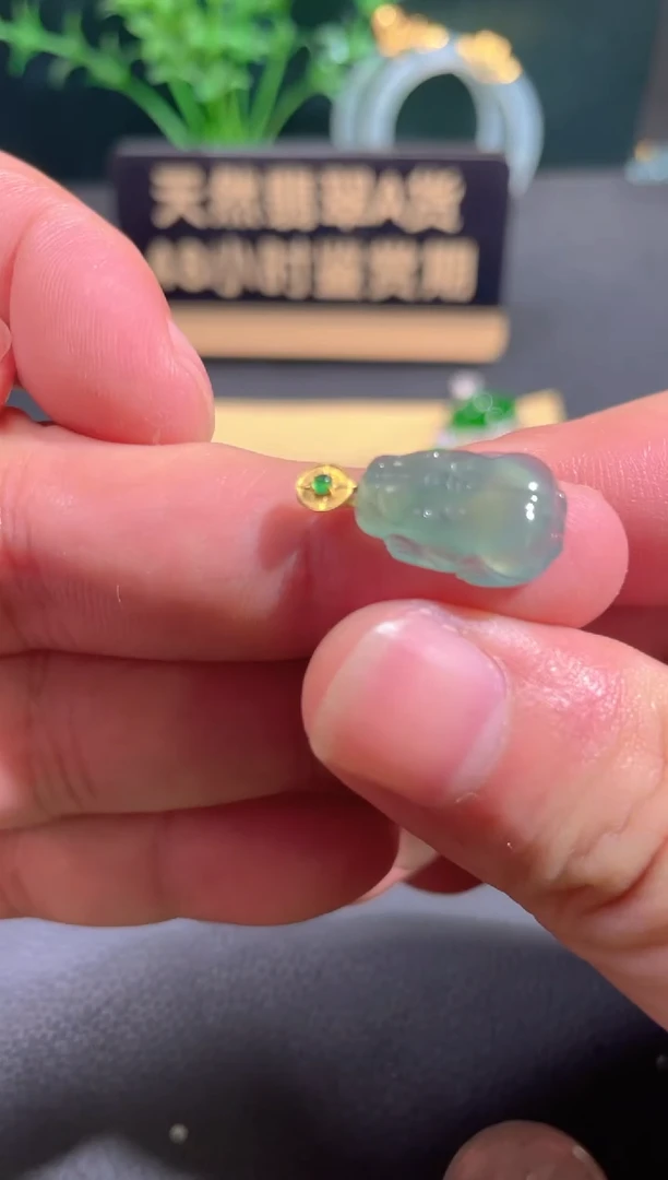 翡翠18K金镶嵌颈饰翡翠