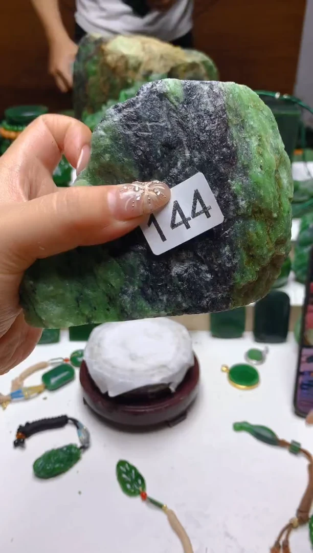 未镶嵌和田玉（碧玉）珠宝半成品1