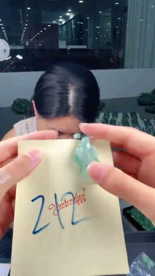 吊坠(不含链)未镶嵌石英质玉（非洲翠）牛212