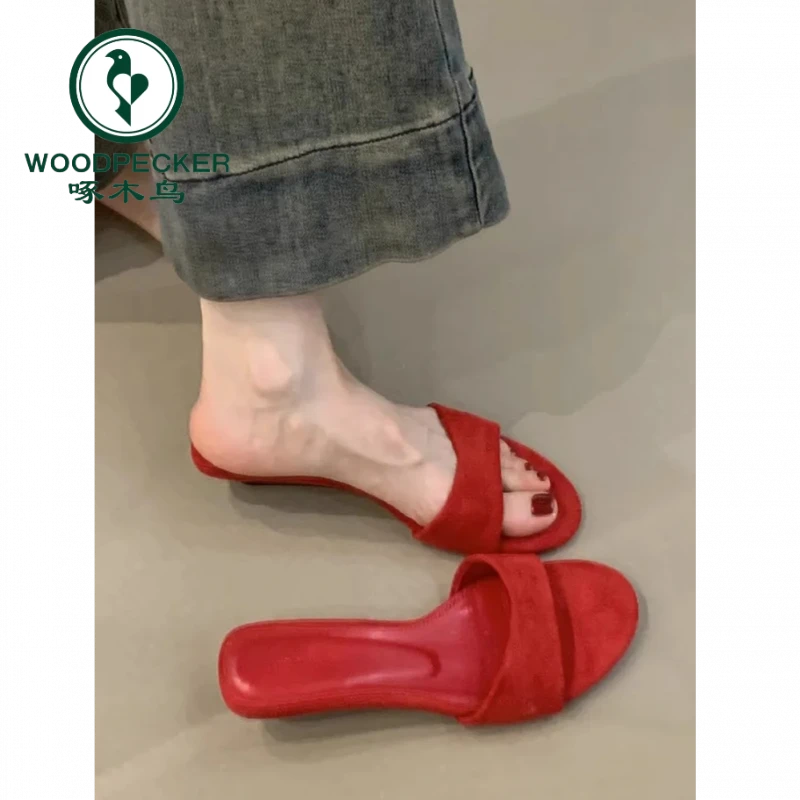 啄木鸟法式复古小坡跟露趾一字拖鞋女夏季新款2025外穿一脚蹬凉拖