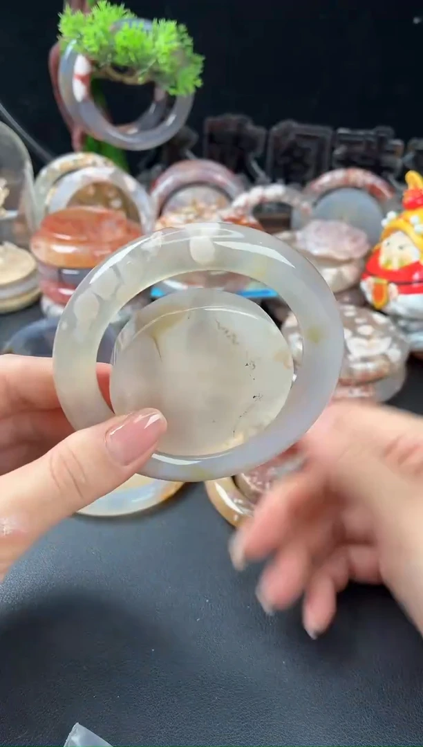 未镶嵌手镯（圆镯）石英质玉60