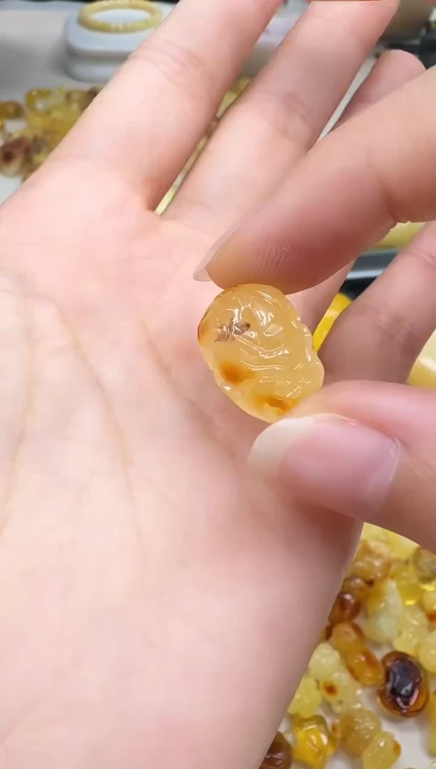 未镶嵌琥珀裸石如图