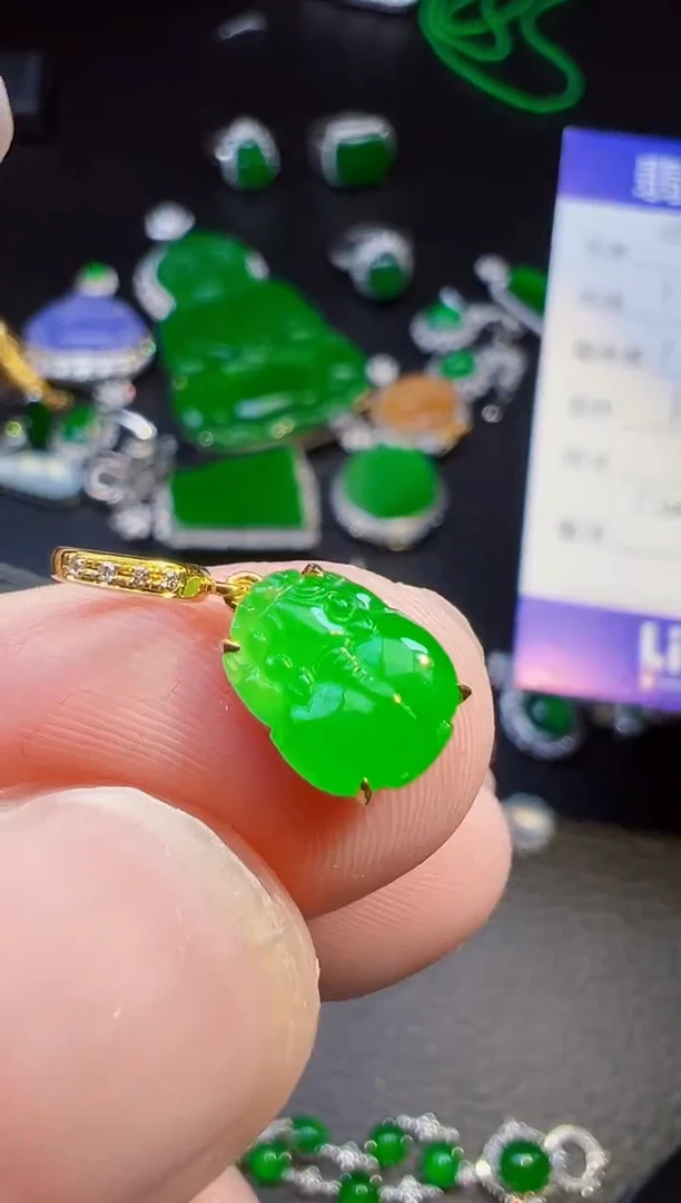 颈饰18K金镶嵌翡翠简***福翡翠