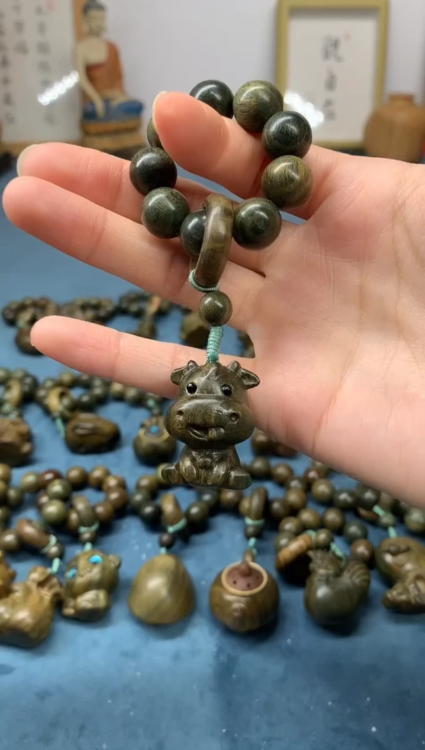 【闪购商品】维腊木（绿檀）把件小萌牛 盘玩件