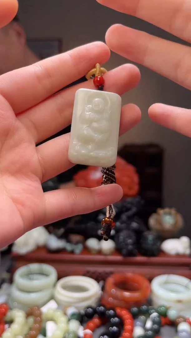 颈饰未镶嵌和田玉吊坠