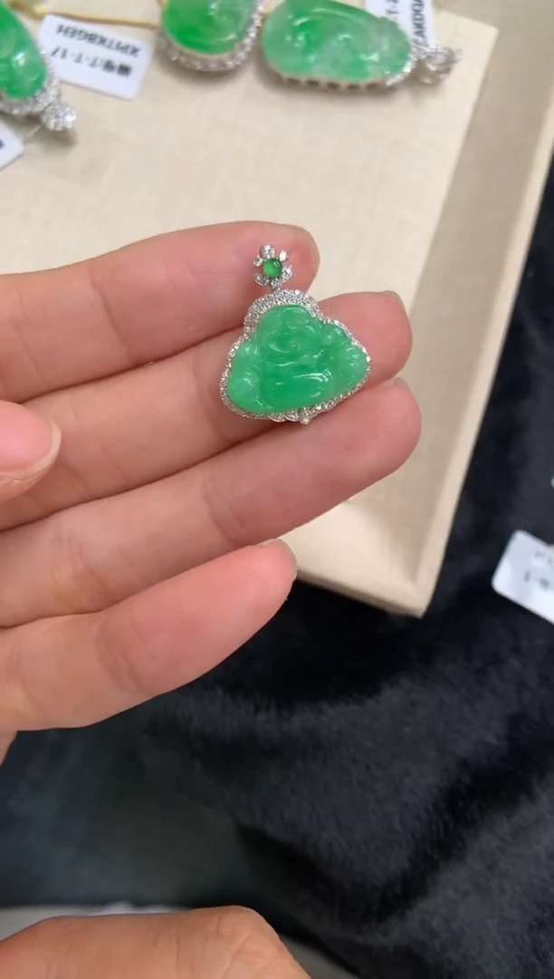 翡翠18K金镶嵌颈饰佛公