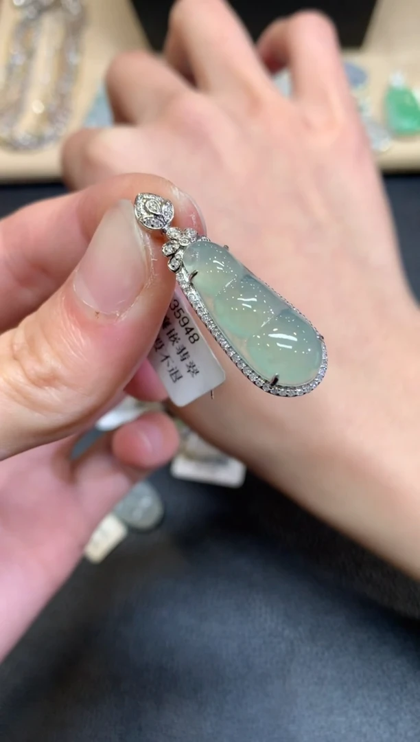 【闪购商品】翡翠颈饰18K金镶嵌福豆【无服务费】