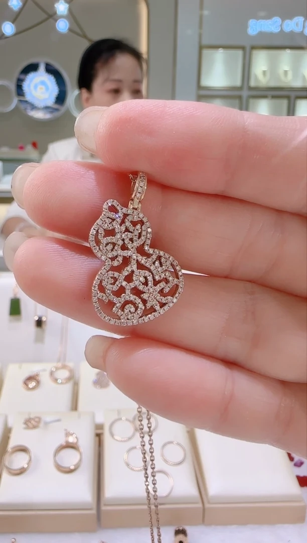 颈饰18K金镶嵌钻石吊坠