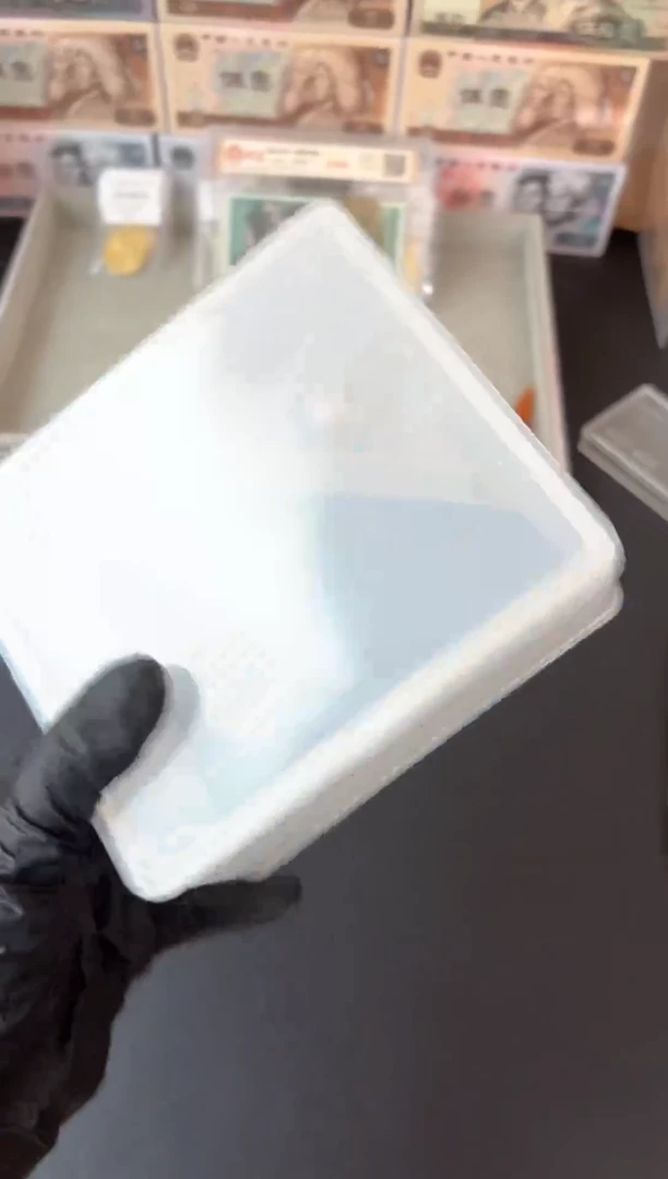 退市货币捆千张连号 05无4(8001号段)