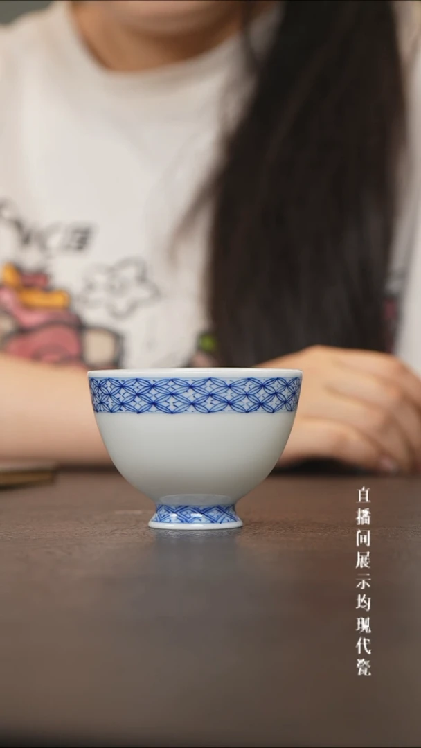 青花铜钱纹高足杯