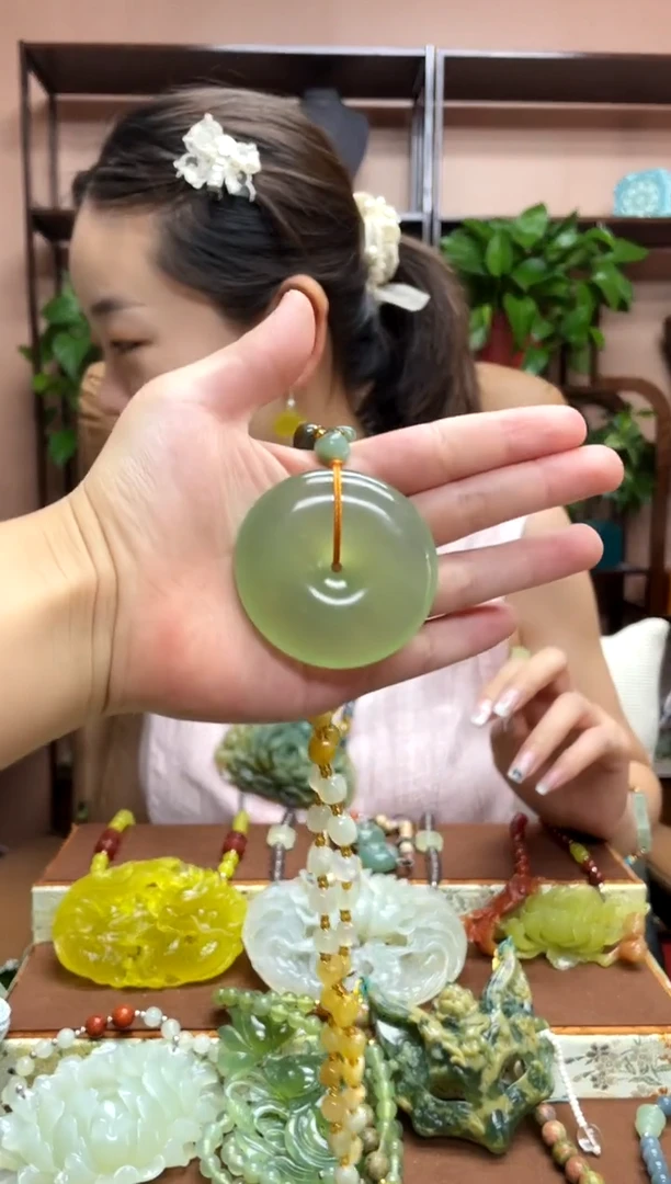 岫玉未镶嵌吊坠·