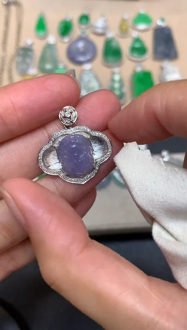 颈饰18K金镶嵌翡翠貔貅【无服务费