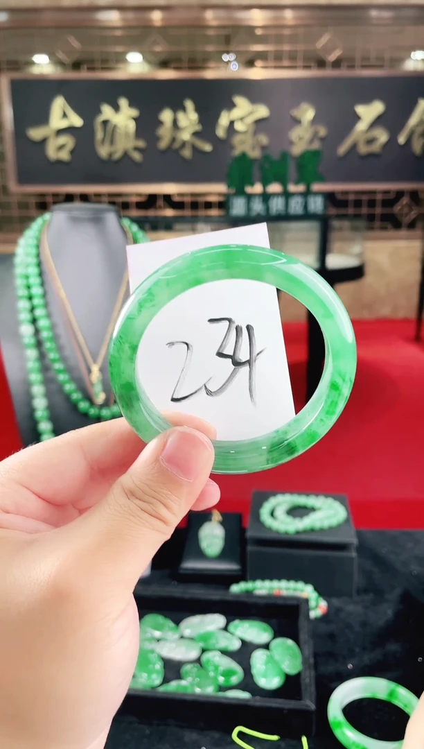 未镶嵌手镯石英质玉（非洲翠）微瑕一经发货运费不退介意勿拍