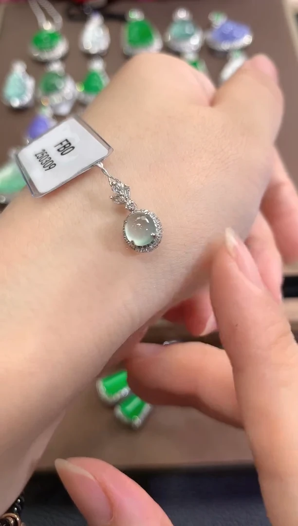 吊坠(不含链)18K金镶嵌翡翠春日珠宝 D3
