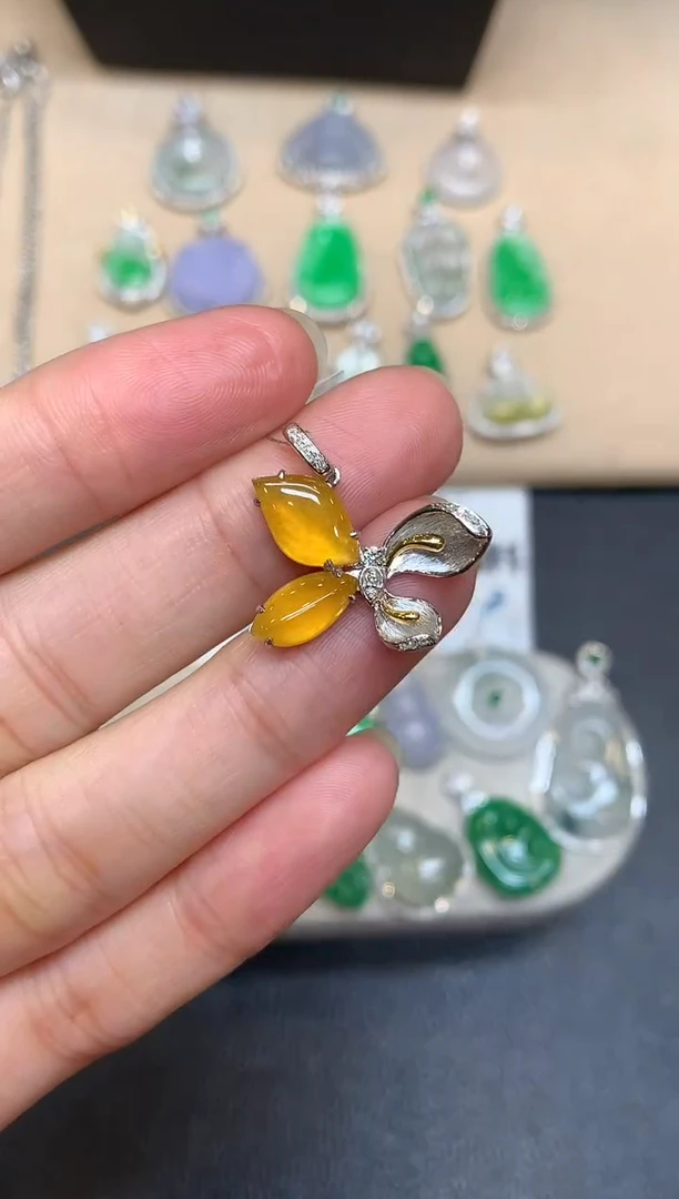 颈饰18K金镶嵌翡翠随形【无服务费