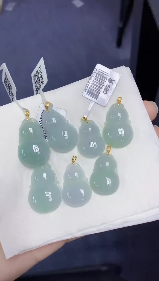 翡翠18K金镶嵌颈饰天然缅甸翡翠A货多样性发其一