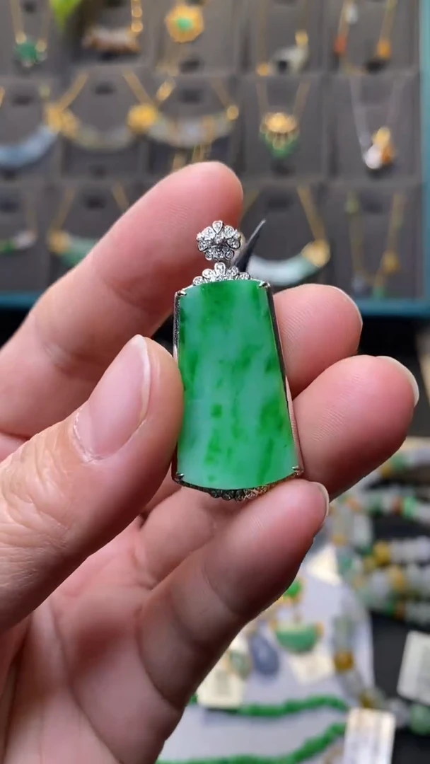 颈饰18K金镶嵌翡翠39233