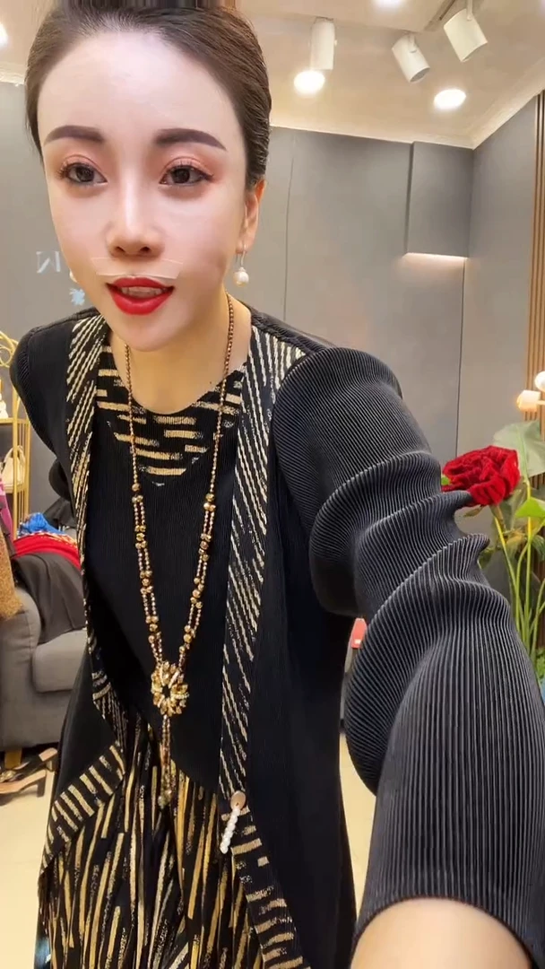 聚酯纤维（涤纶）黑色 金边裙