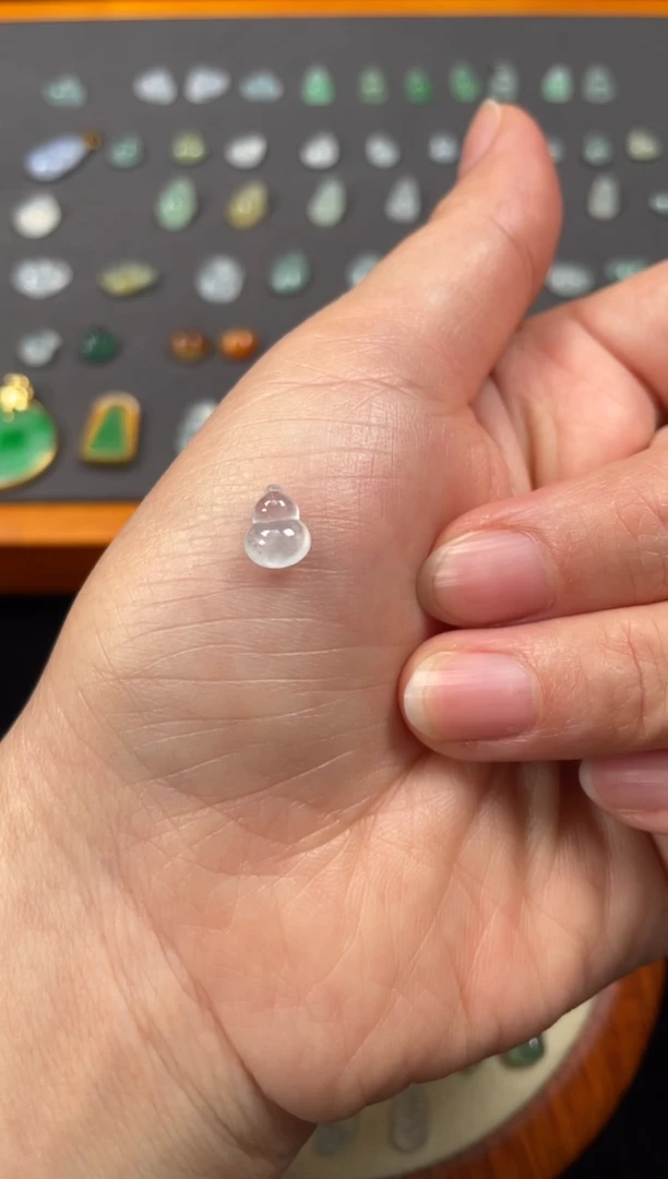 吊坠(不含链)18K金镶嵌翡翠一个JK680