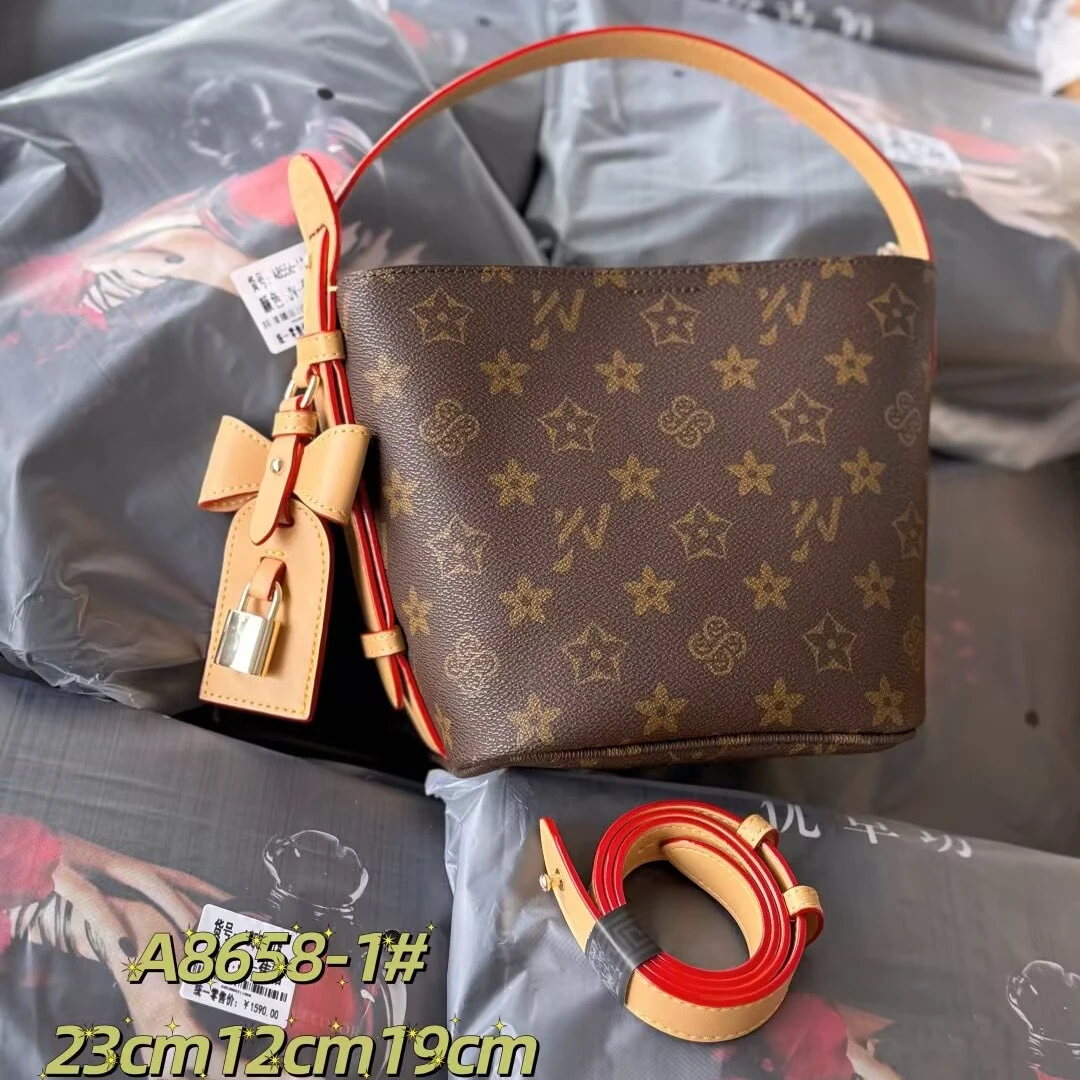 时尚单肩斜挎包爆款2025新款水桶优草坊斜跨包包潮玩精品棕色