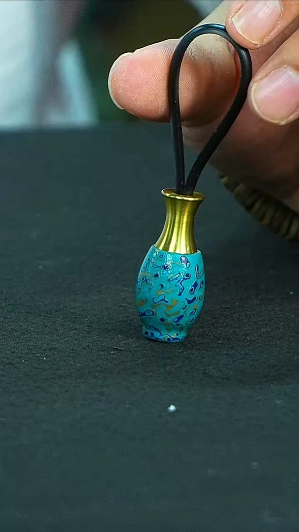 YZQQ犀皮漆宝瓶钥匙扣