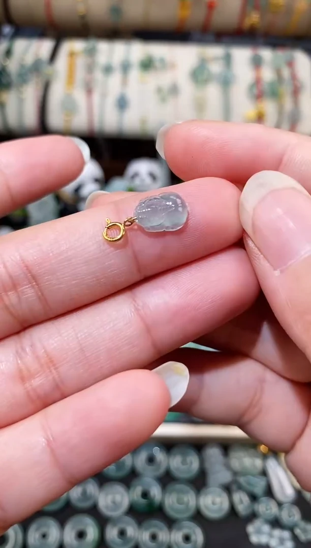 18K金镶嵌散珠翡翠貔貅