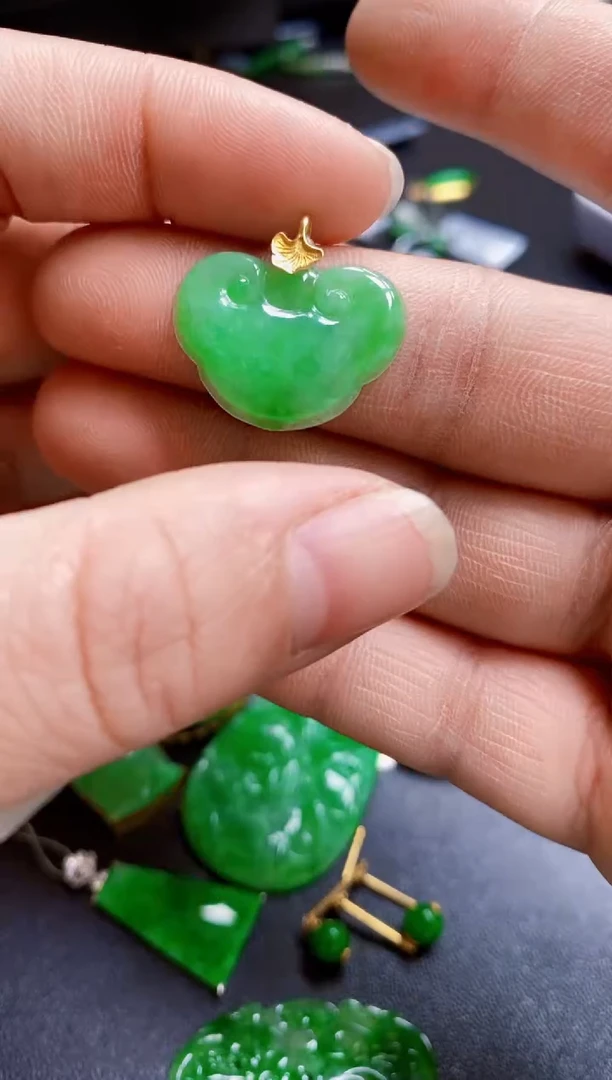【闪购商品】翡翠颈饰18K金镶嵌吊坠