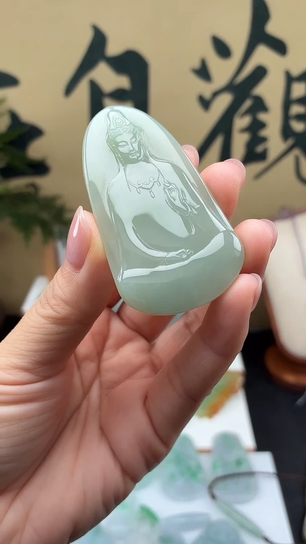 颈饰未镶嵌翡翠素衣观音