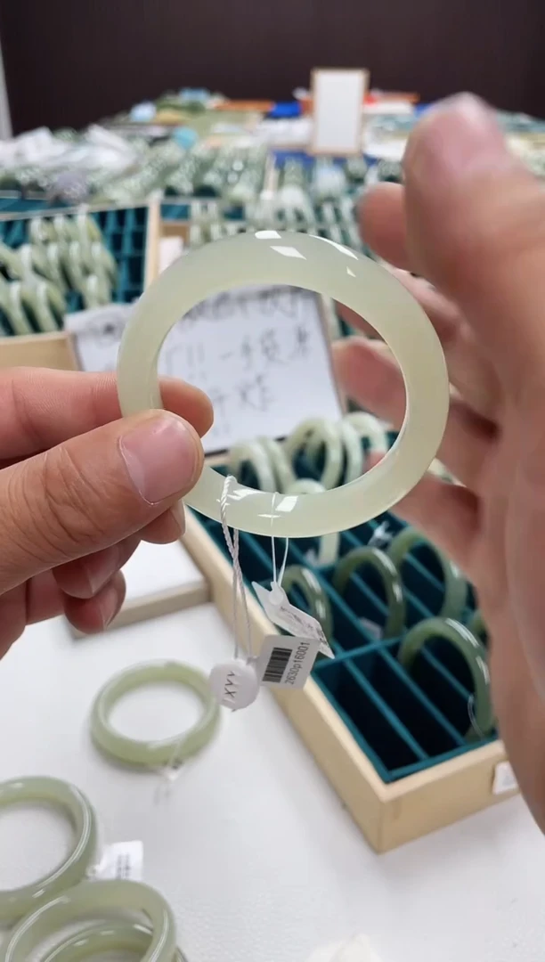 和田玉手镯未镶嵌和田玉手镯