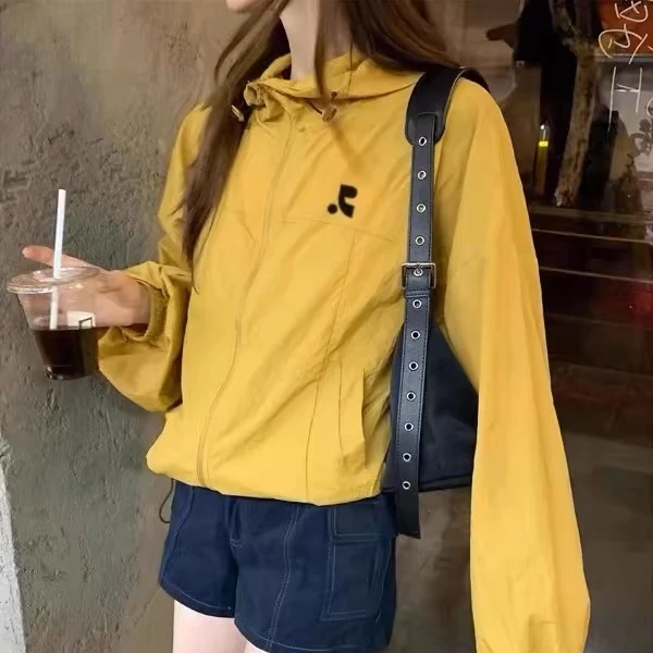 休闲百搭黄色复古逗号连帽冲锋衣外套·25023