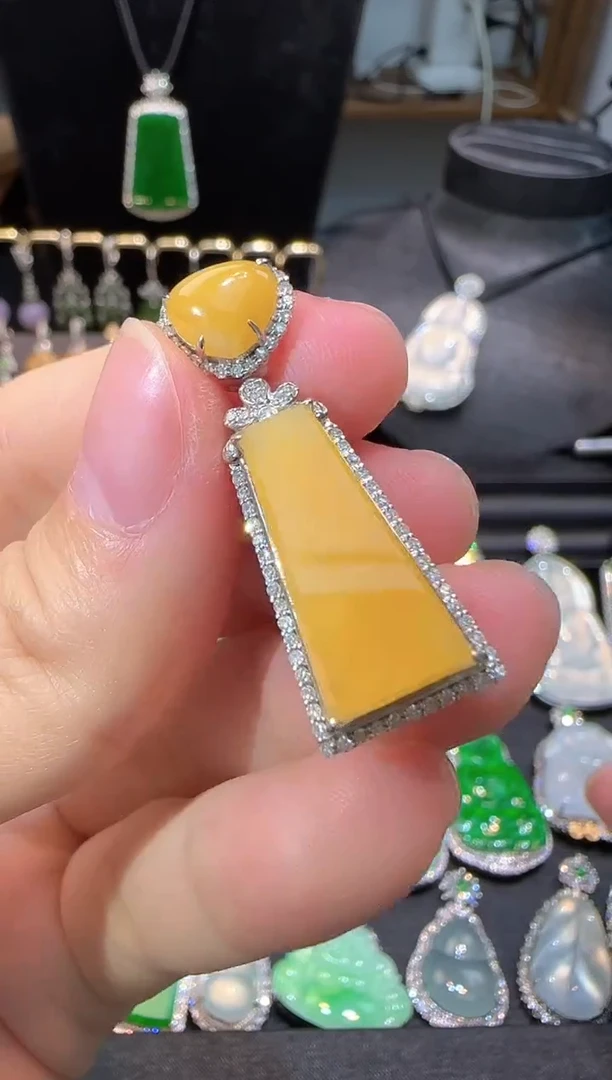 【闪购商品】翡翠吊坠(不含链)18K金镶嵌黄翡无事牌吊坠