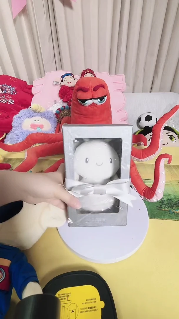 毛绒玩具清样，小蜜蜂带盒子