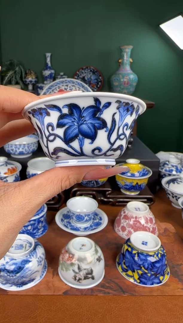 杯洪印幕明。 青花百合  撇口杯