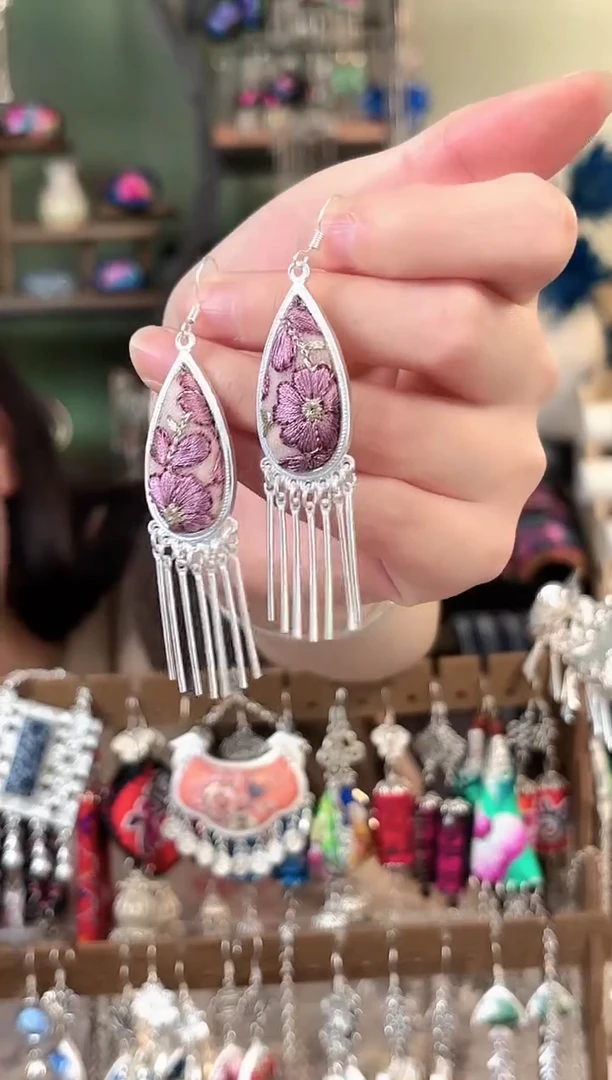 彩云南阁非遗老绣苗银饰品229