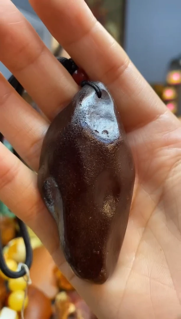 琥珀颈饰未镶嵌手把件