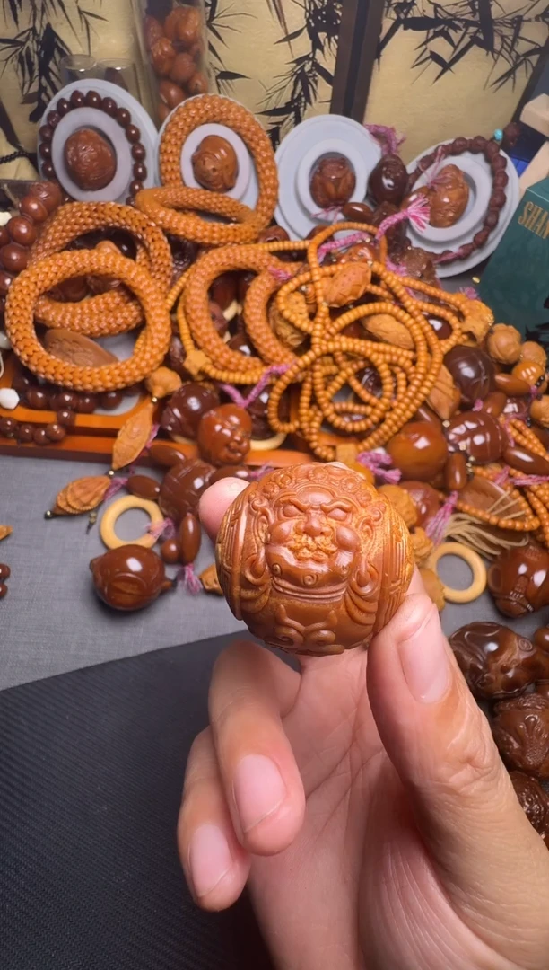 手串橄榄核黄财神一个