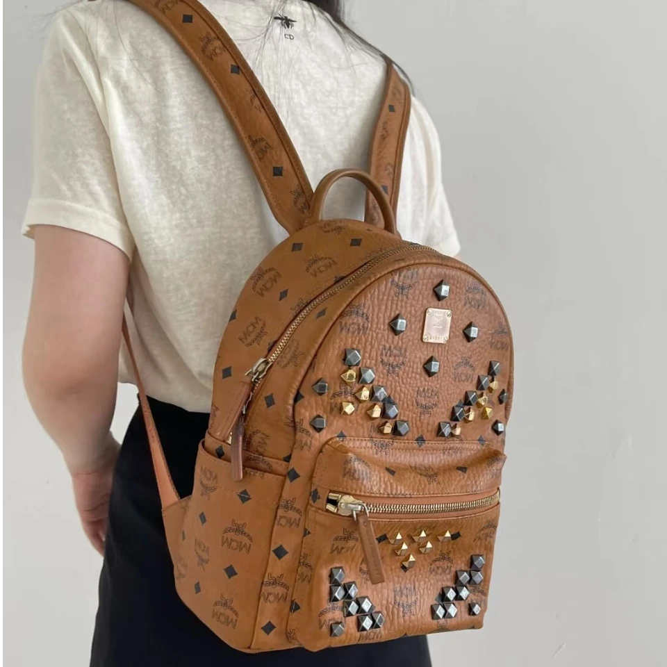 95新 MCM 26干邑色铆钉双肩包/EE11507029/7029